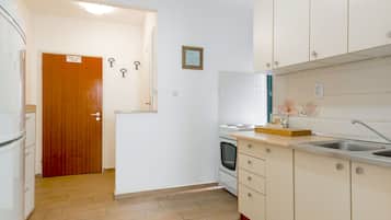 City-lejlighed - byudsigt | Privat køkken | Køleskab/fryser i fuld størrelse, mikrobølgeovn, ovn, kogeplade