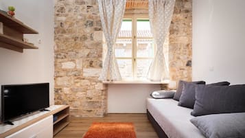 Deluxe-studiolejlighed - udsigt til gårdsplads | Stue | LCD-tv, Netflix