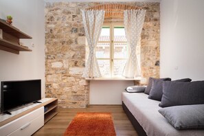 Deluxe Studio, Courtyard View | Living room | LCD TV, Netflix