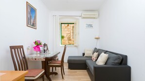 City-Apartment, Stadtblick | Wohnzimmer | LCD-Fernseher, Netflix