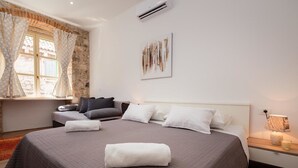 Deluxe-Studio, Blick auf den Innenhof | Hochwertige Bettwaren, Betten mit Memory-Foam-Matratzen, Zimmersafe