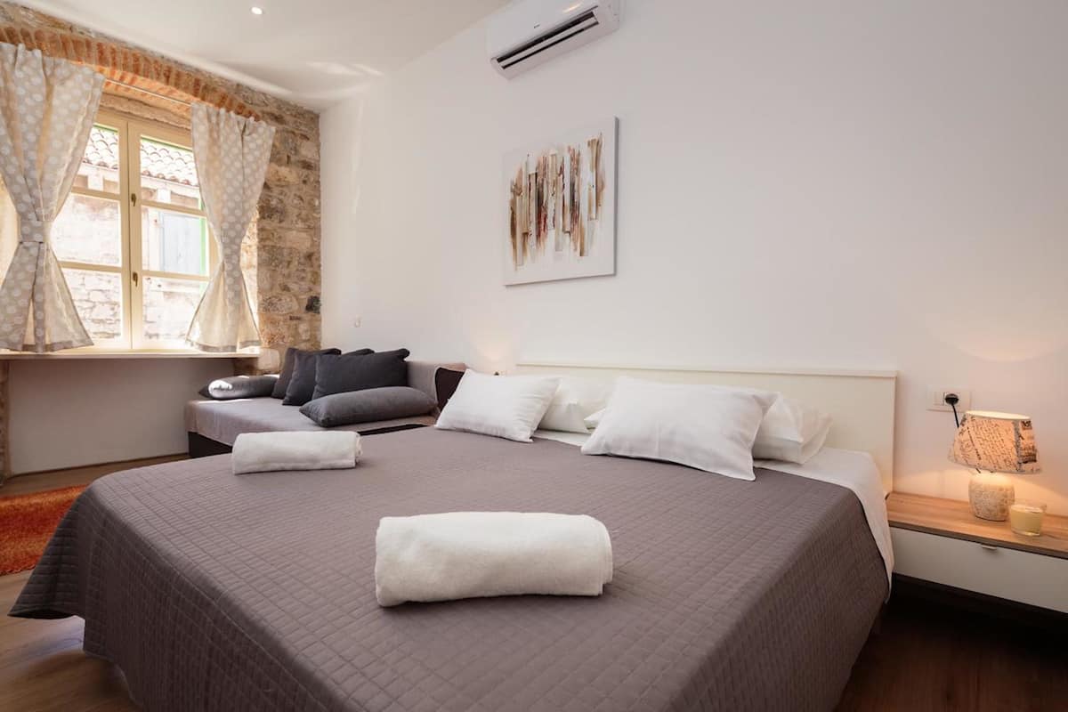 Studio Deluxe, vue cour intérieure | Literie de qualité supérieure, matelas mémoire de forme
