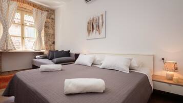 Studio – deluxe, bakgårdsutsikt | Sengetøy av topp kvalitet, memory foam-senger og safe på rommet