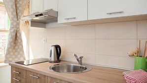 Deluxe-Studio, Blick auf den Innenhof | Eigene Küche | Espressomaschine, Wasserkocher mit Kaffee-/Teezubehör