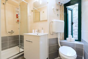 Appartamento City, vista città | Bagno | Set di cortesia firmato, asciugacapelli, asciugamani, sapone