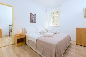 City-Apartment, Stadtblick | Hochwertige Bettwaren, Betten mit Memory-Foam-Matratzen, Zimmersafe