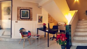 A modern living room with a staircase, a dining area, and a cozy seating space. - Hotel Residence Risorgimento (Vibo Valentia)
