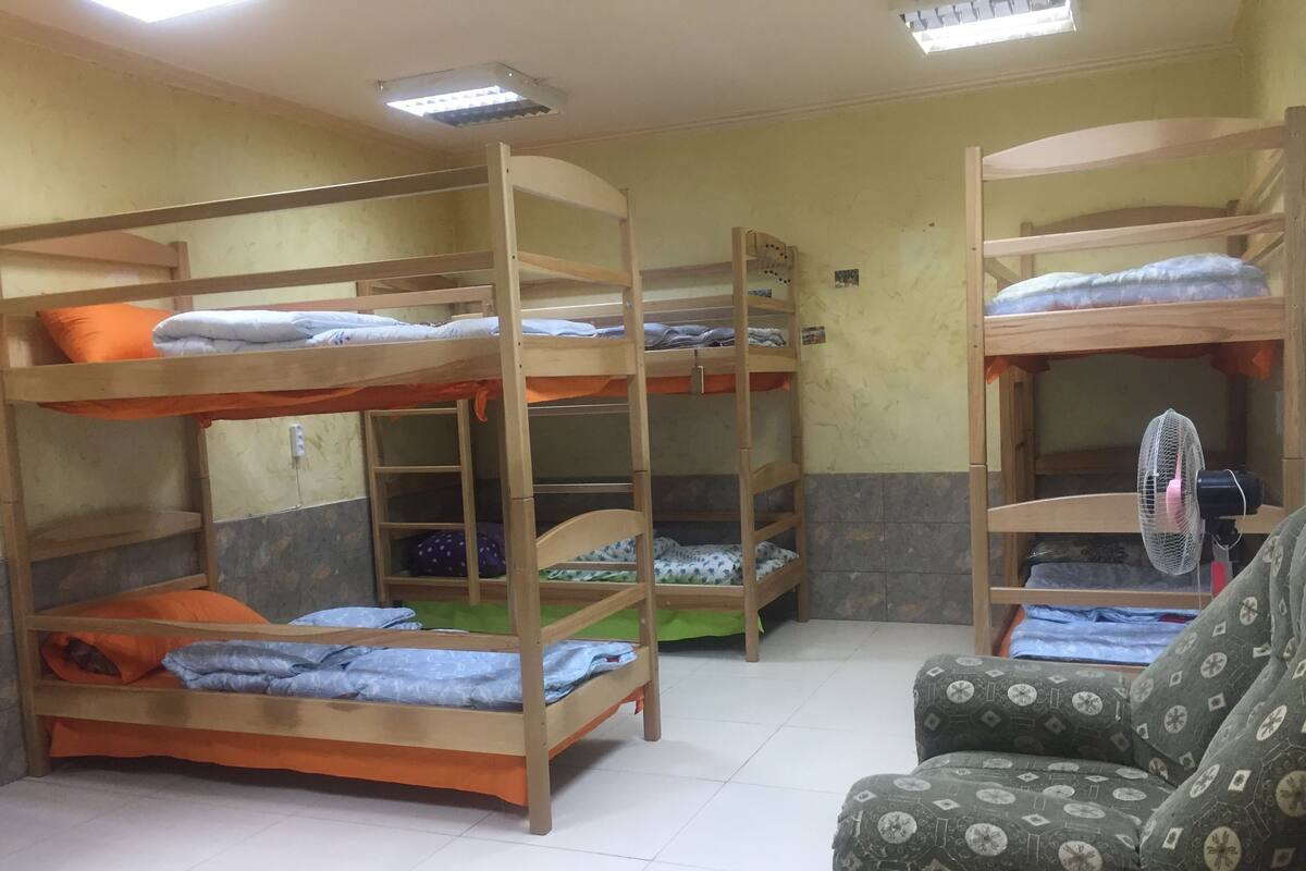 Dormitorio compartido básico, 1 cama individual | Área de sala de estar