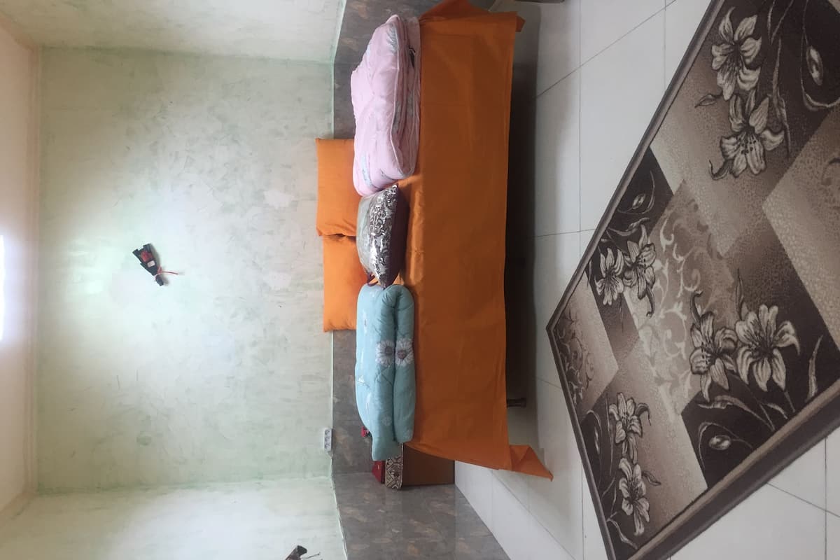 Habitación económica con 1 cama matrimonial o 2 individuales, 1 cama Queen size | Área de sala de estar