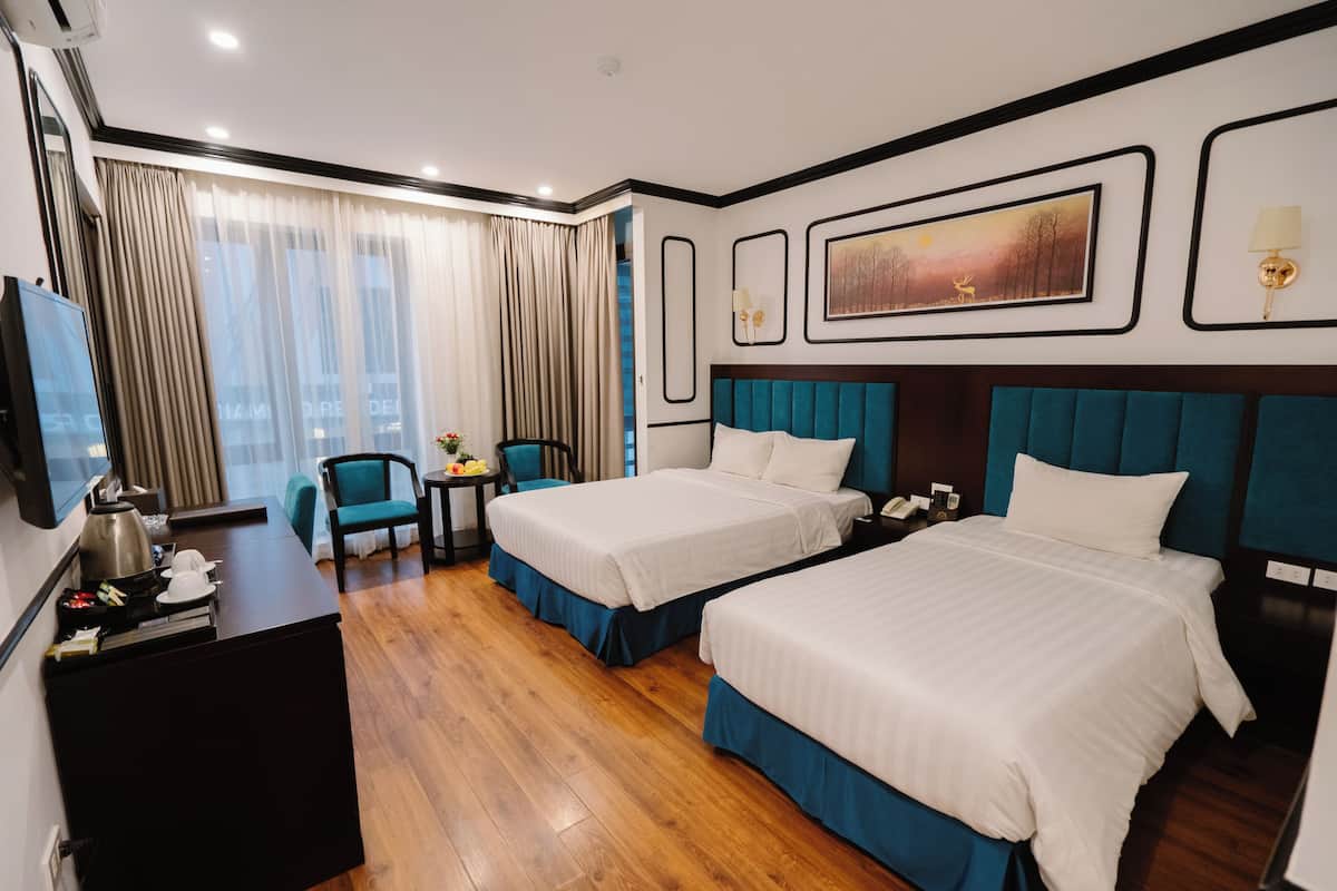 Executive Triple Room | Peralatan tempat tidur premium, bar mini, peti besi dalam bilik, meja