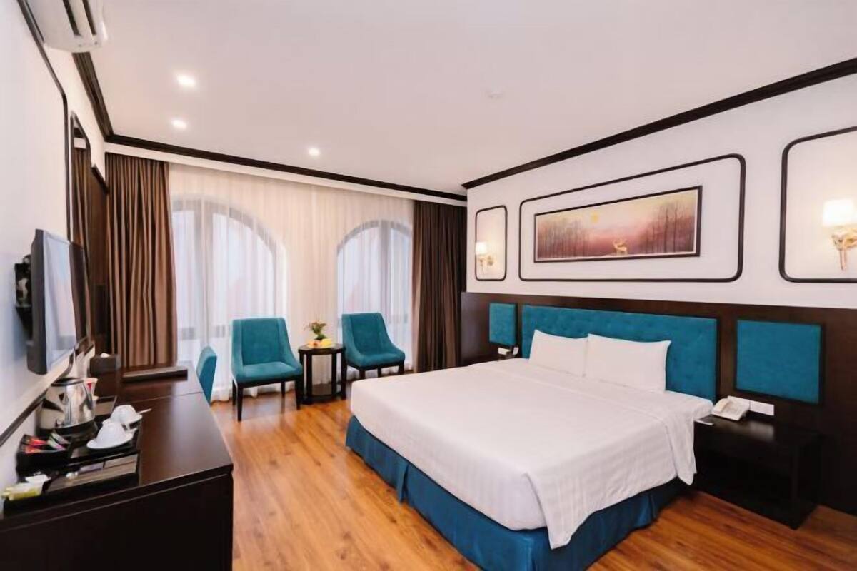 Bộ đồ giường cao cấp, minibar, két bảo mật tại phòng, bàn 