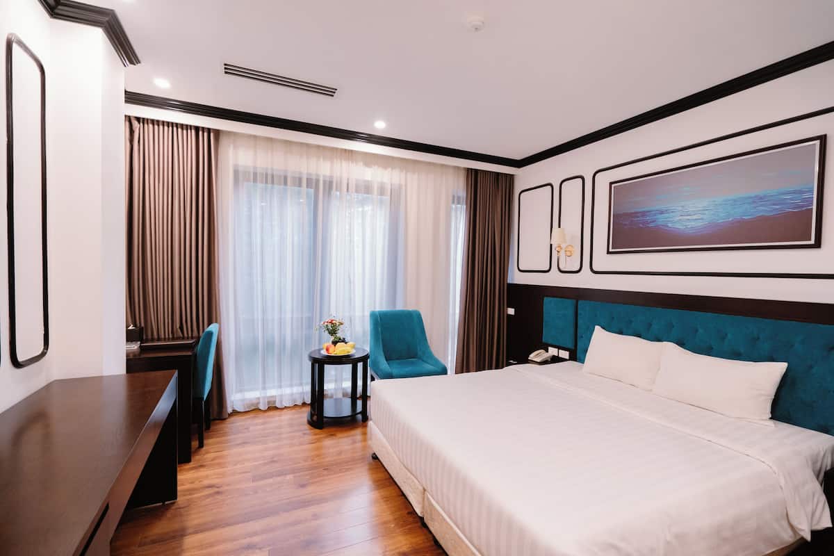 Deluxe Double Room | Peralatan tempat tidur premium, bar mini, peti besi dalam bilik, meja