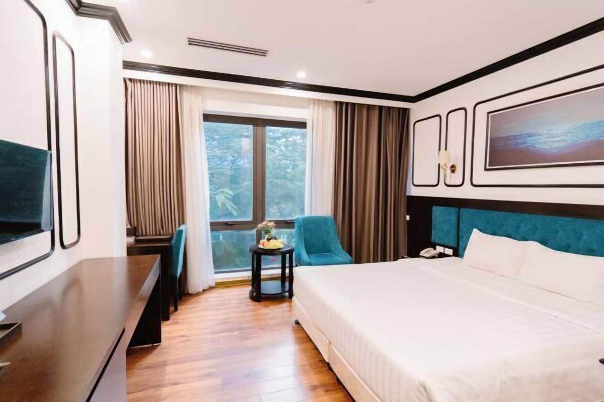 Bộ đồ giường cao cấp, minibar, két bảo mật tại phòng, bàn 