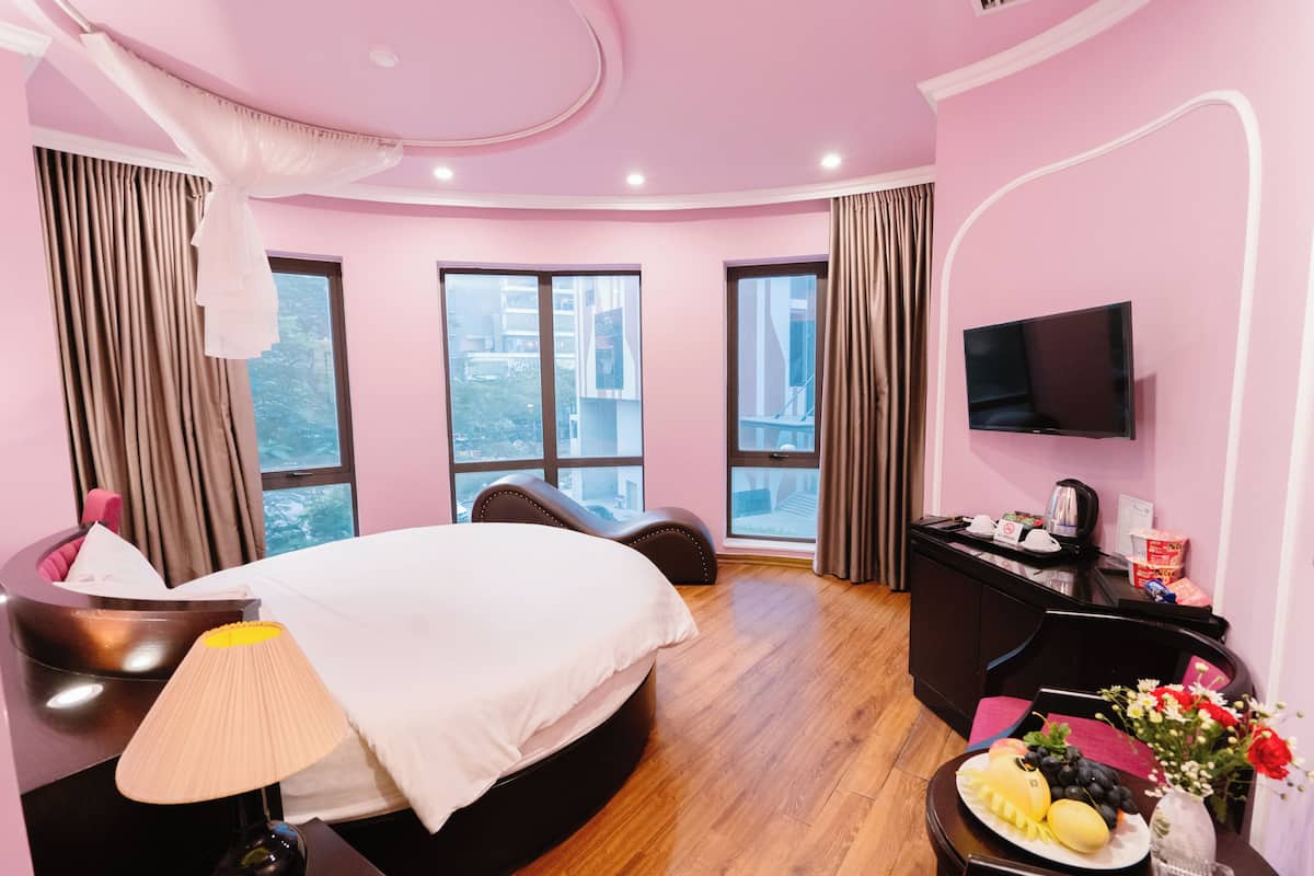 Honeymoon Double Room | Peralatan tempat tidur premium, bar mini, peti besi dalam bilik, meja