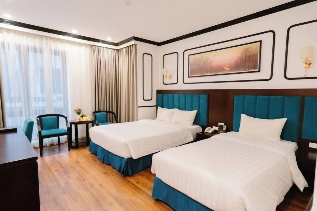 Bộ đồ giường cao cấp, minibar, két bảo mật tại phòng, bàn 