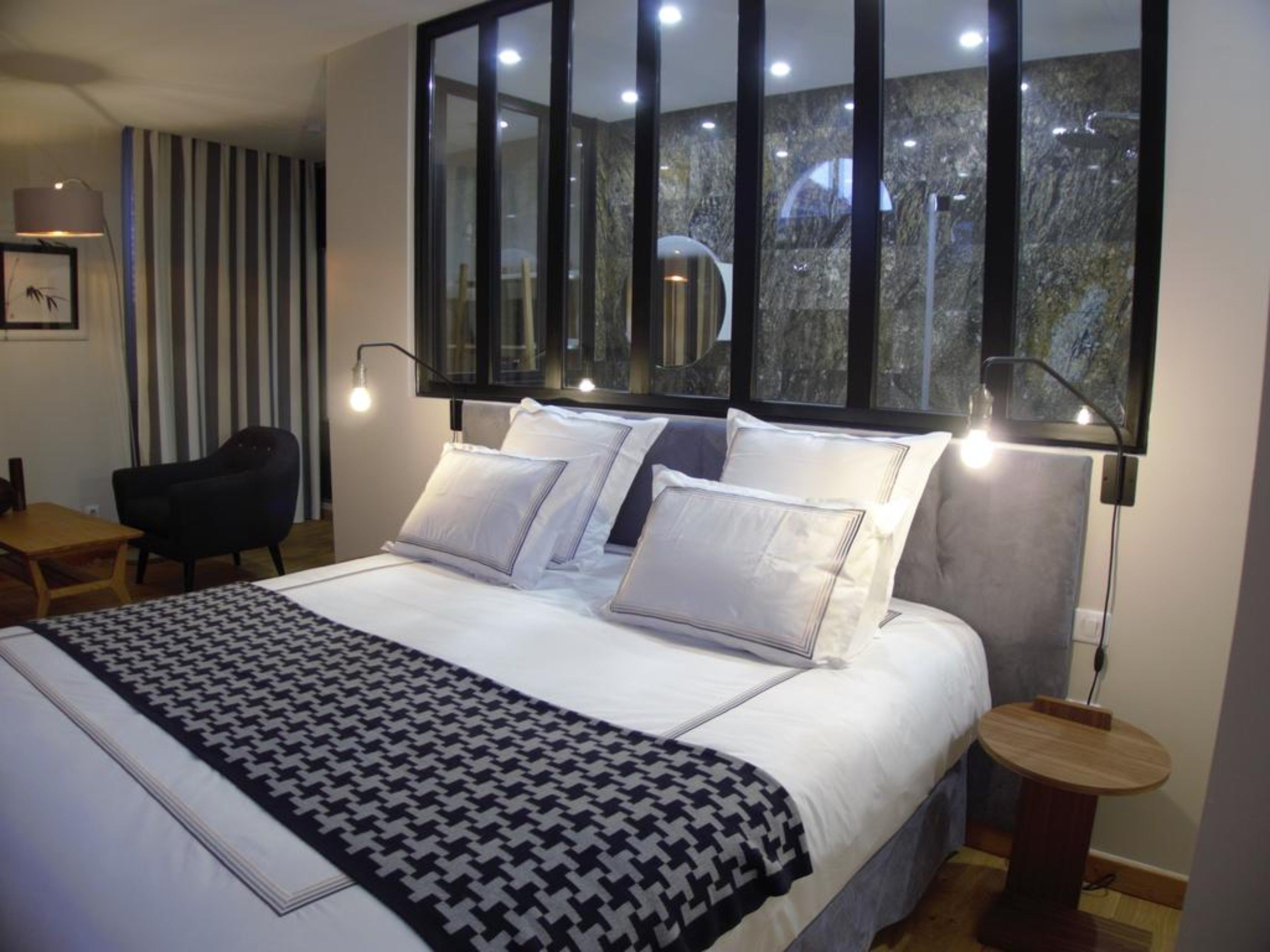 Double or Twin Room | Minibar, individually decorated, individually furnished, desk