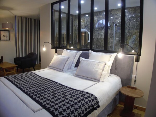 Double or Twin Room | Minibar, individually decorated, individually furnished, desk