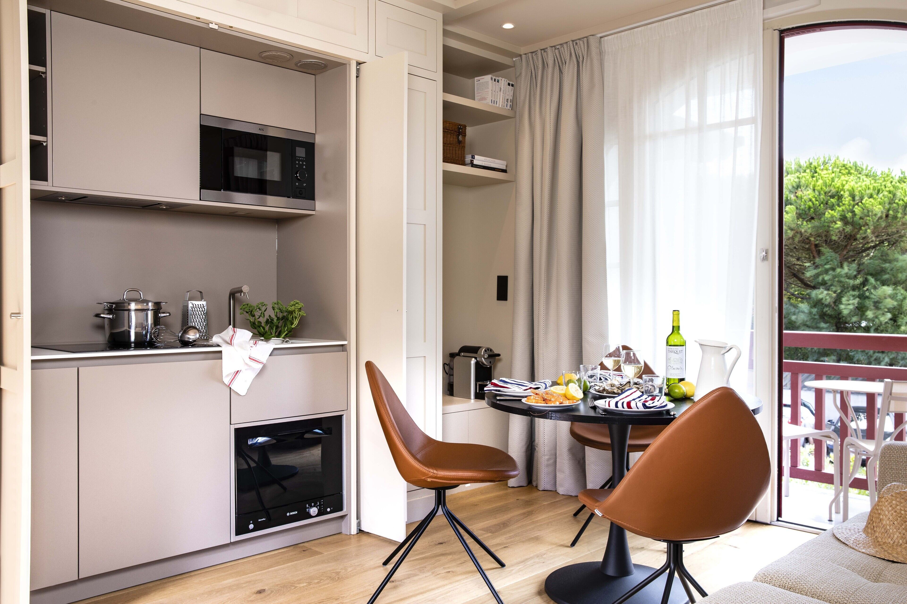 Réfrigérateur, micro-ondes, plaque de cuisson, lave-vaisselle