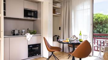 Réfrigérateur, micro-ondes, plaque de cuisson, lave-vaisselle