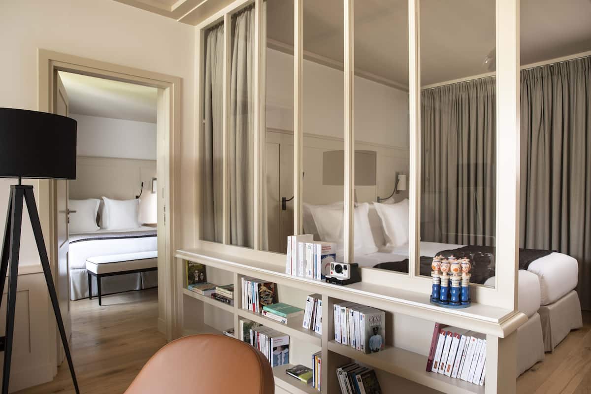 1 habitación, caja de seguridad en la habitación y escritorio