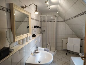 Ferienhaus, Annex | Badezimmer | Dusche, Haartrockner, Handtücher