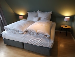 Casa, en edificio contiguo | Escritorio, wifi gratis y ropa de cama