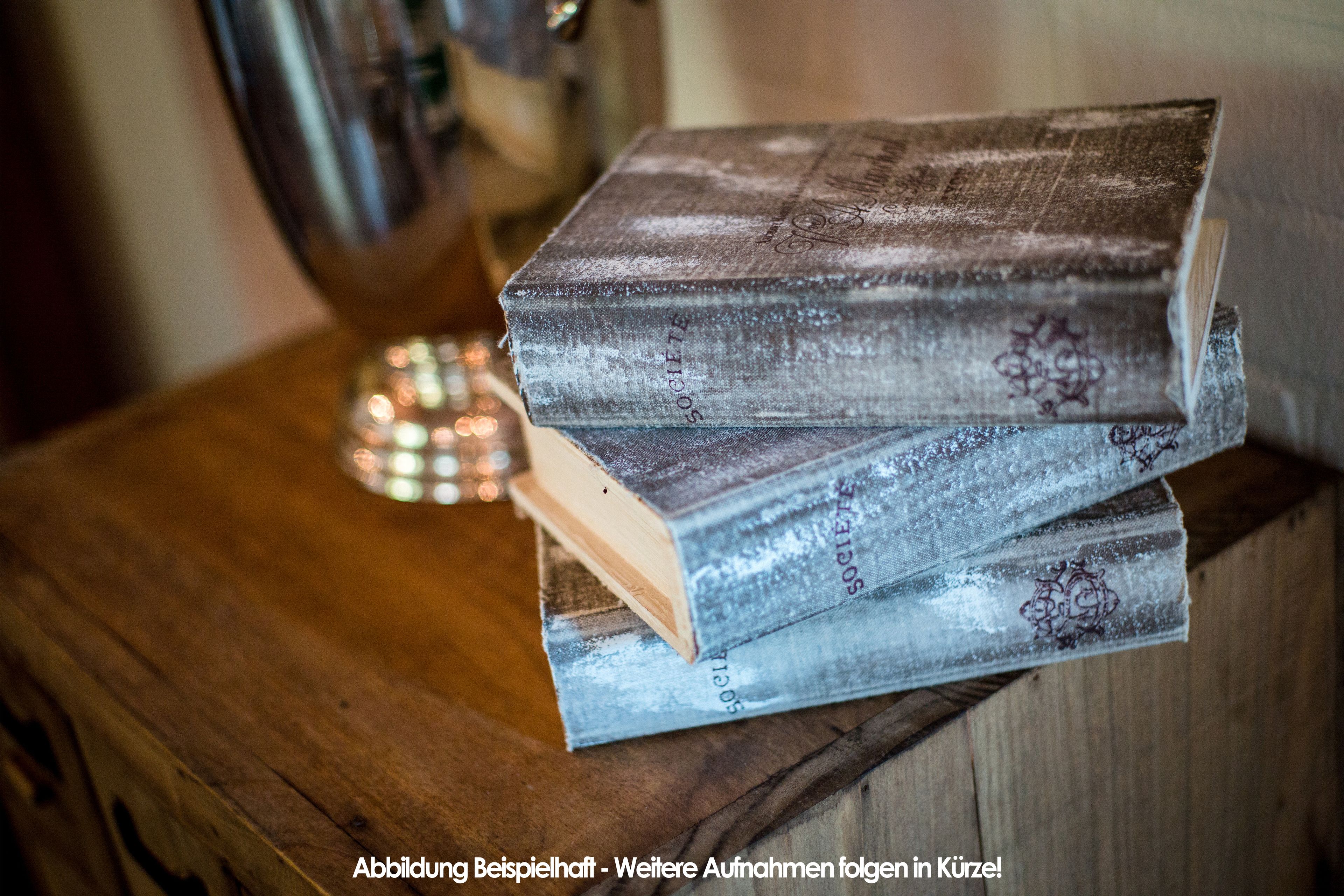 Ein Stapel Bücher auf einer Holztischfläche.
