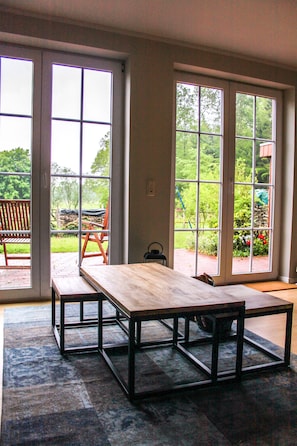 บ้านพัก, อาคารเสริม | ห้องนั่งเล่น | ทีวี