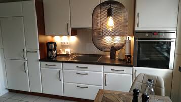 Apartemen, lantai dasar | Dapur pribadi | Lemari es, oven, kompor, dan peralatan masak/sendok-piring