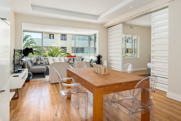 Premier Apartment, Multiple Beds, Mountain View | In-room dining