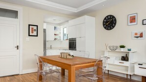 Appartement « Premier », plusieurs lits, vue montagne | Restauration dans la chambre