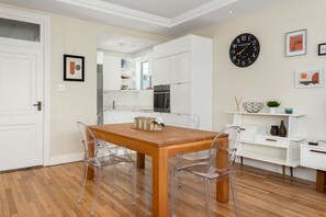 Premier Apartment, Multiple Beds, Mountain View | In-room dining