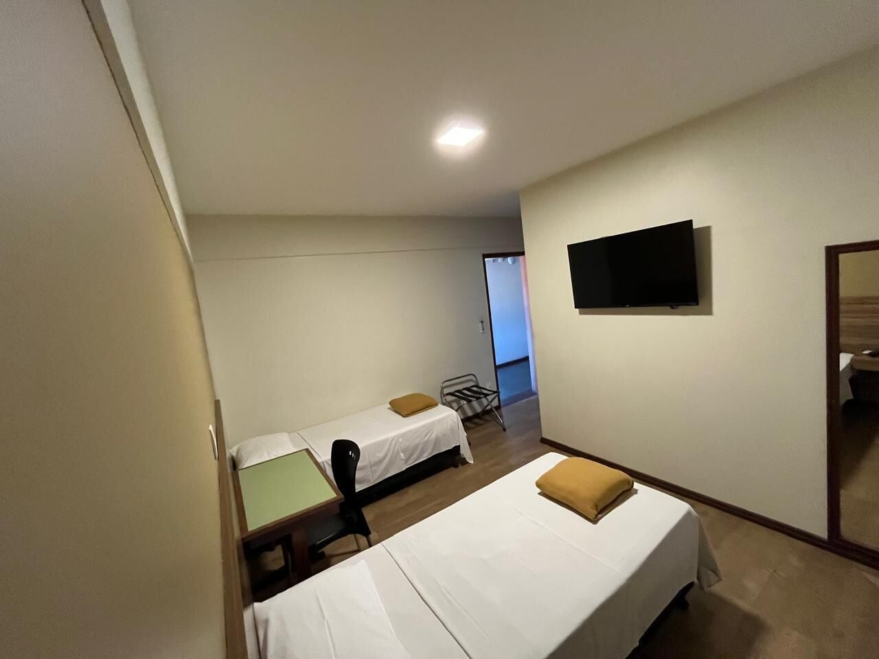 Minibaari, työpöytä, pimennysverhot, silitysrauta/-lauta