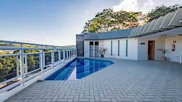 حمّام سباحة خارجي