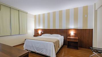 Frigobar, escrivaninha, cortinas blackout, ferros/tábuas de passar roupa