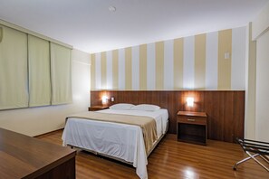 Minibar, bureau, rideaux occultants, fer et planche à repasser