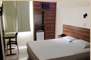 Minibar, bureau, rideaux occultants, fer et planche à repasser