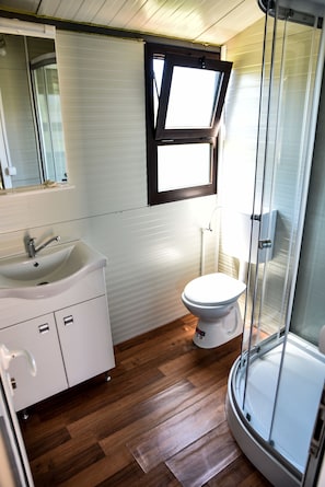 Mobile Home Majestueux, plusieurs lits | Douche de la salle de bain