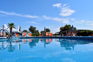 Outdoor pool, sun loungers - Mobile Homes Giovanni's beach Copacabana (Ulcinj)
