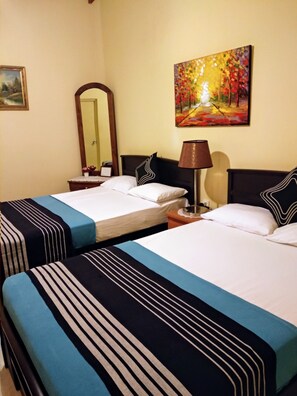 4 개의 침실, 객실 내 금고, 책상, 암막 커튼