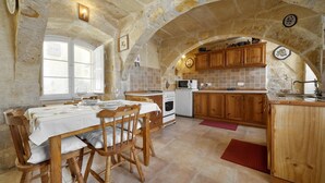 Traditional Villa | Private kitchen | Oven, toaster, cookware/dishes/utensils, paper towels - Gozobreak Villas (Kercem)