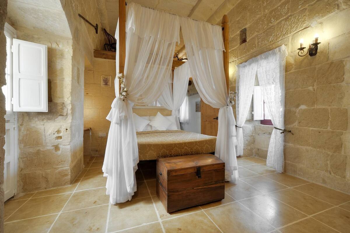 In-room safe, free WiFi, bed sheets