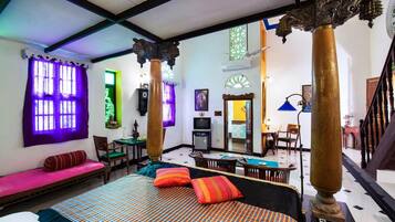 Minibar, escritorio, espacio para trabajar con laptop y insonorización