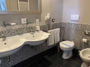 Shower, free toiletries, hair dryer, bidet - Domus Park Hotel & SPA (Frascati)