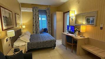 Zimmersafe, Schreibtisch, kostenlose Babybetten, kostenloses WLAN