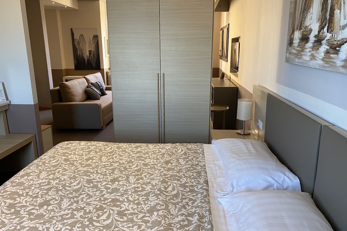 1 bedroom, in-room safe, desk, free cots/infant beds