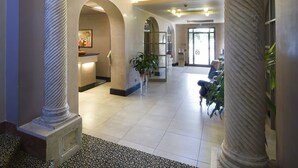 A spacious lobby with high ceilings, large columns, and a tiled floor. - Domus Park Hotel & SPA (Frascati)