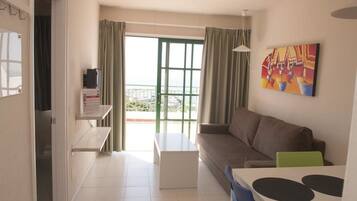 Superior appartement, 1 slaapkamer | Woonruimte | Een flatscreentelevisie