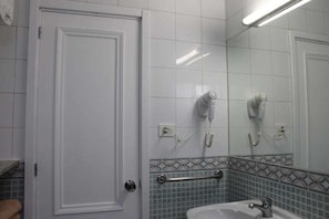 Shower, bidet, towels, toilet paper
