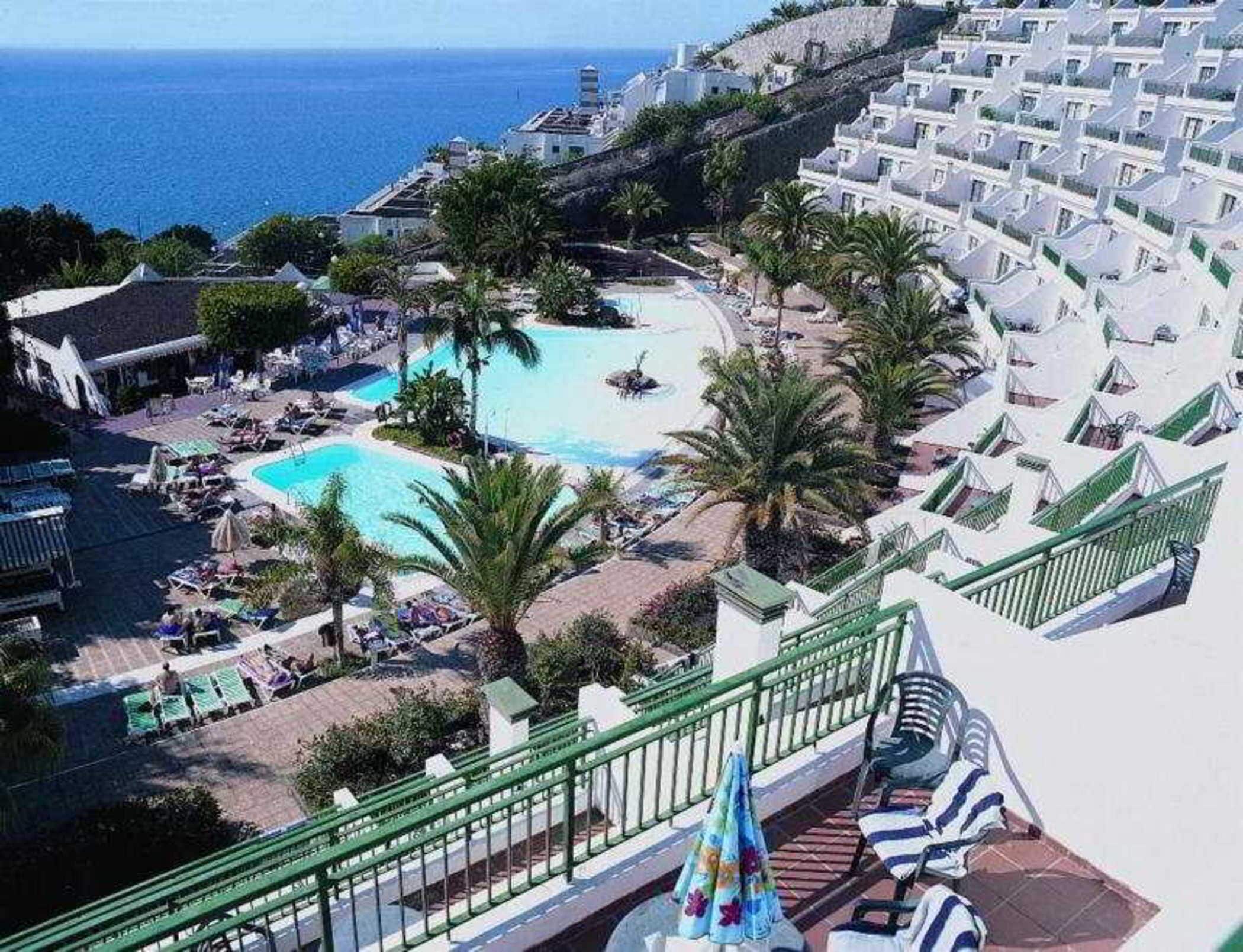 3 piscinas al aire libre, guardavidas en la propiedad